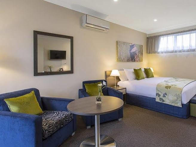 Comfort Inn & Suites Уорагъл Екстериор снимка